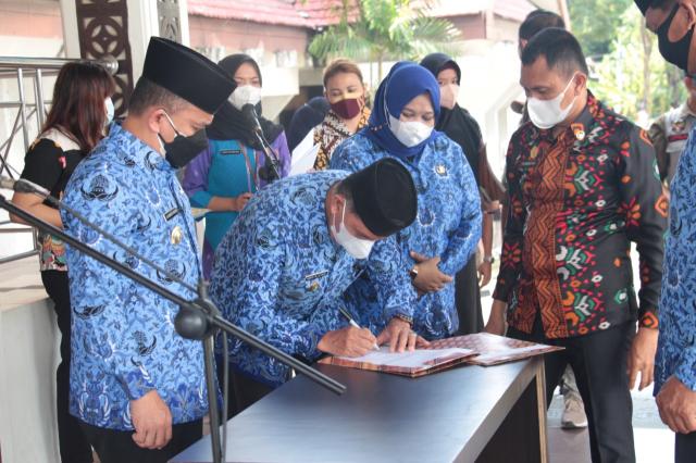 Tanda Tangan Perjanjian Kerja